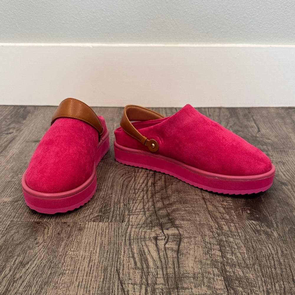 Chic Fuchsia Suede Mules with Tan Strap